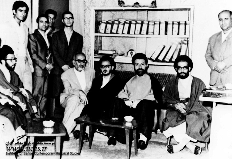 شهید سیدعبدالکریم هاشمی‌نژاد در کنار شهید آیت‌الله بهشتی و چند تن از دوستان در دفتر مجمع بحث و انتقاد دینی در مشهد مقدس