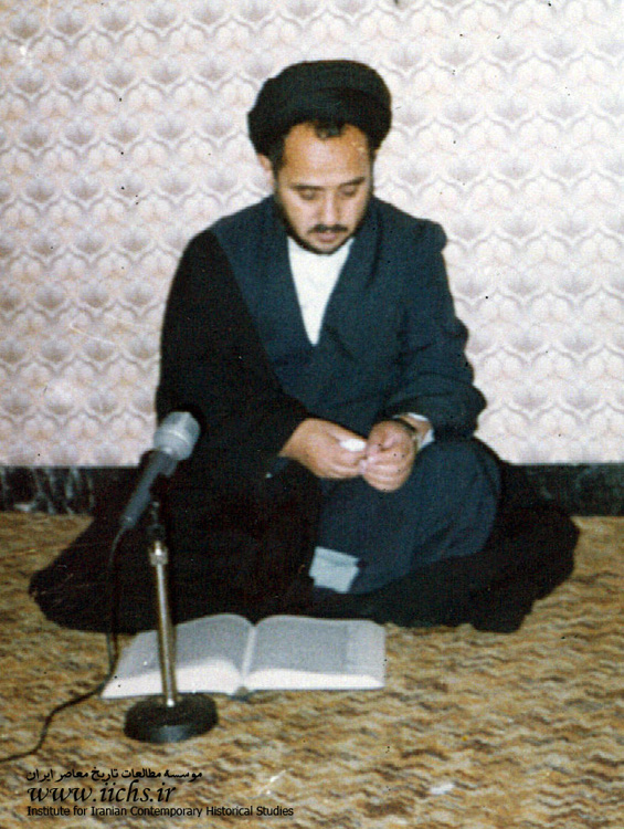 شهید سیدعبدالکریم هاشمی‌نژاد ساعتی پیش از شهادت در دفتر حزب جمهوری اسلامی واحد مشهد مقدس