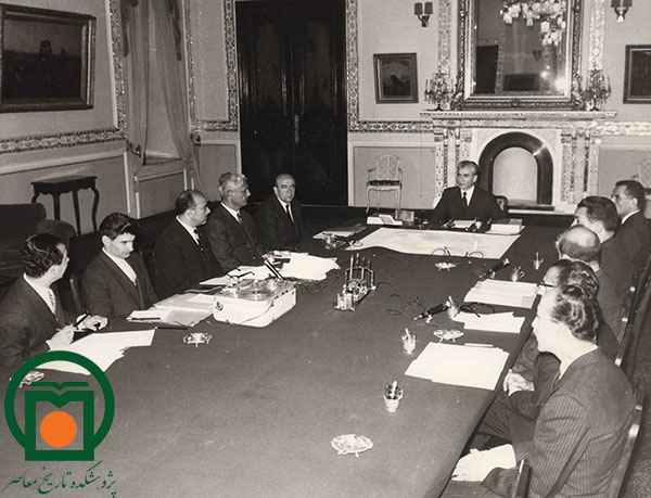 تشکیل جلسه هیئت دولت هویدا در حضور محمدرضا پهلوی در کاخ مرمر