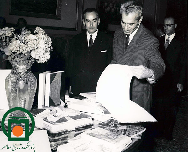 شجاع‌الدین شفا در کنار محمدرضا پهلوی در دیدار با گروهی از استادان و فرهنگیان فرانسه در کاخ سعدآباد
