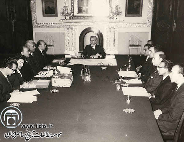 جلسه هیئت دولت به ریاست امیرعباس هویدا در حضور محمدرضا پهلوی