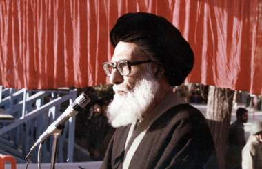 مردم برای جلوگیری از دستگیری او، در برابر منزلش جمع شدند