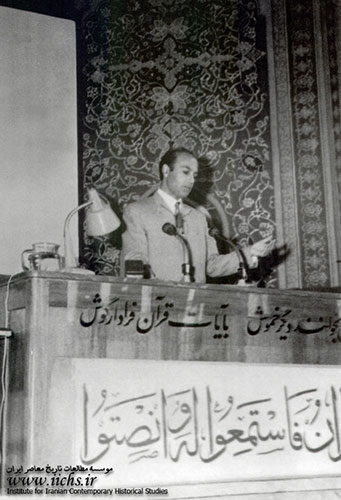علی شریعتی در حال سخنرانی در حسینیه ارشاد