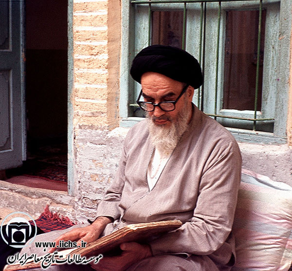 امام خمینی در سال‌های تبعید در نجف، در منزل محل اقامت (دهه 1340)