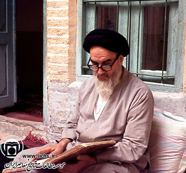 امام خمینی در سالهای تبعید در نجف، در منزل محل اقامت (دهه 1340)
