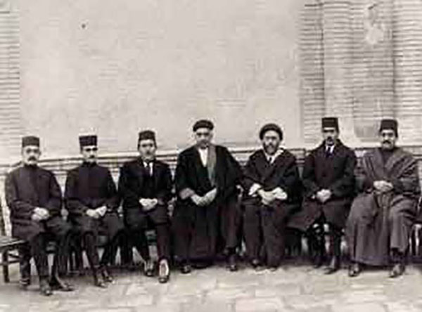 اعضای دوره ششم مجلس شورای ملی (سال ۱۳۰۵) ــ امیرتیمور کلالی (نفر دوم از سمت چپ)