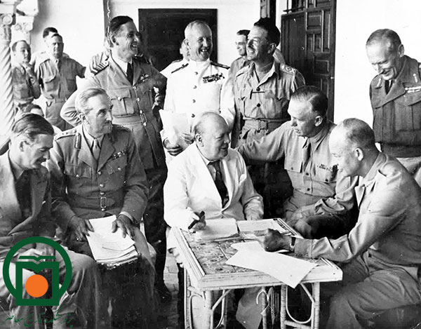 دیدار چرچیل (نخست‌وزیر انگلستان) با آیزنهاور (فرمانده نظامی آمریکا) در کازابلانکا، در ایام جنگ جهانی دوم 