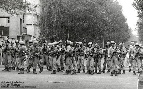 آماده شدن یگان ارتش برای مواجهه با دانشجویان معترض در برابر دانشگاه تهران (13 آبان 1357)