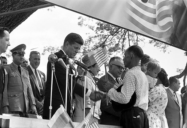 جان. اف. کندی در مراسم توزیع مجدد زمین در ونزوئلا (16 دسامبر 1961م)