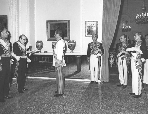 امیرعباس هویدا، نخست‌‌وزیر، در یکی از سلام‌های رسمی در کاخ گلستان، در حال قرائت گزارش خود در حضور محمدرضا پهلوی