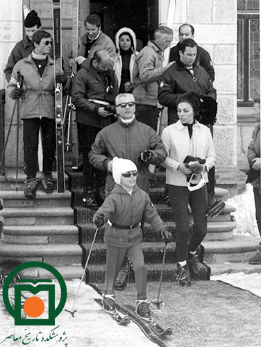  محمدرضا، فرح و رضا پهلوی با لباس و تجهیزات اسکی در یکی از پیست‌های خارج از کشور