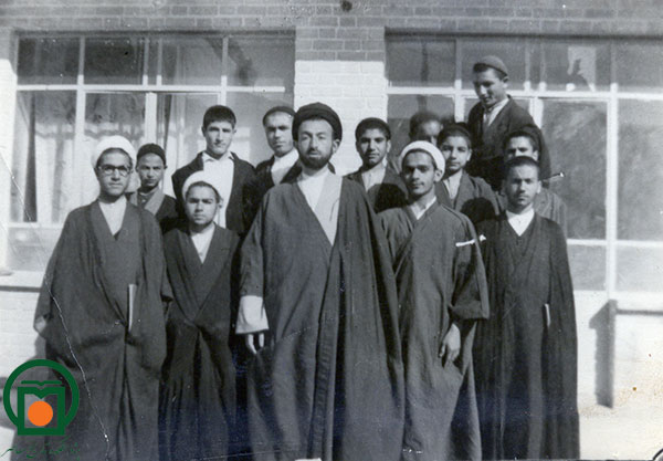 شهید آیت‌الله دکتر بهشتی هنگام تأسیس مدرسه آیت‌الله گلپایگانی (مدرسه علوی) در قم همراه برخی از محصلان این مدرسه (سال 1341)