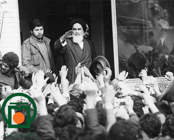 امام خمینی در دیدار عمومی با مردم در مدرسه علوی تهران (بهمن 1357)