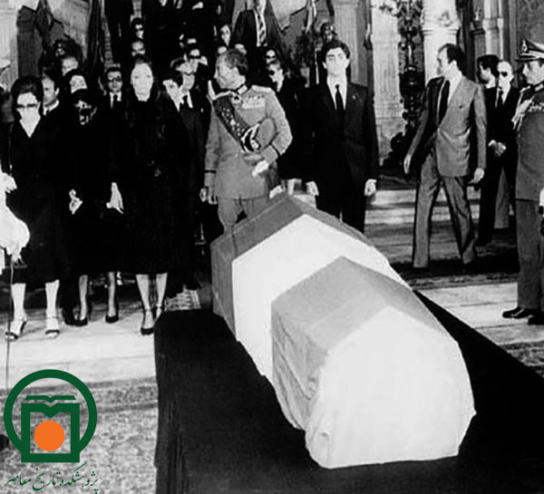 آغاز تشییع محمدرضا پهلوی با حضور انورسادات و بیوه و خانواده شاه در قاهره