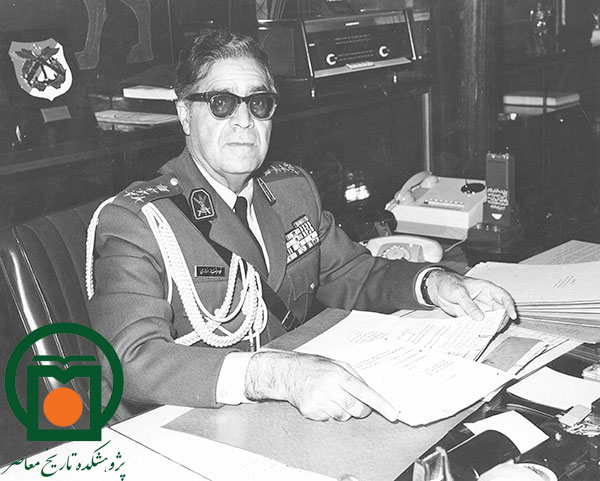 ارتشبد غلامرضا ازهاری رئیس ستاد ارتش در دفتر کار خود