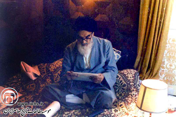 امام خمینی در حال مطالعه در محل اقامت اولیه خویش در نوفل لوشاتو