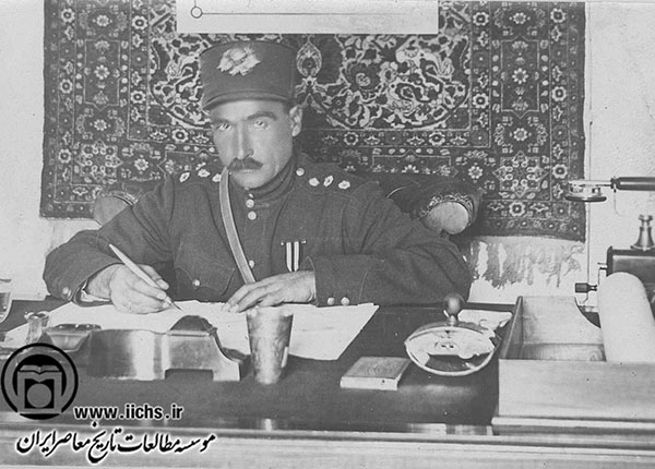 سرهنگ کریم بوذرجمهری، شهردار تهران، در دفتر کار خود