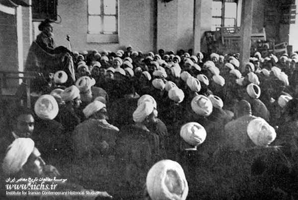 امام خمینی بر فراز منبر مسجد شیخ انصاری در حال تدریس خارج فقه (نجف)