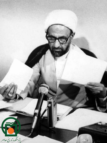 شهید آیت‌الله علی قدوسی در یک کنفرانس خبری در دوران تصدی دادستانی انقلاب