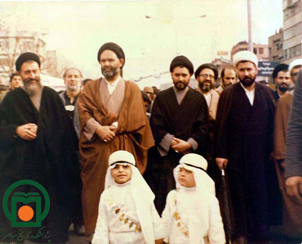 شهید آیتالله دکتر سیدمحمد بهشتی در راهپیمایی روز عاشورای سال 1357 در خیابان آزادی