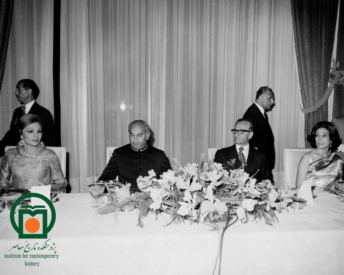 ذوالفقار علي بوتو و همسرش در سفر به ايران، هنگام شركت در ضيافت شام محمدرضا و فرح پهلوي در كاخ نياوران