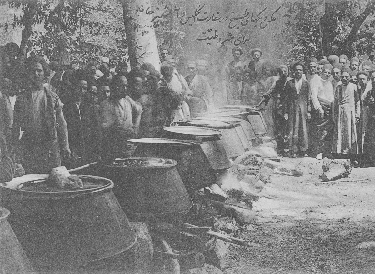 متحصنین مشروطه‌خواه در کنار دیگ‌های غذا در سفارت انگلیس