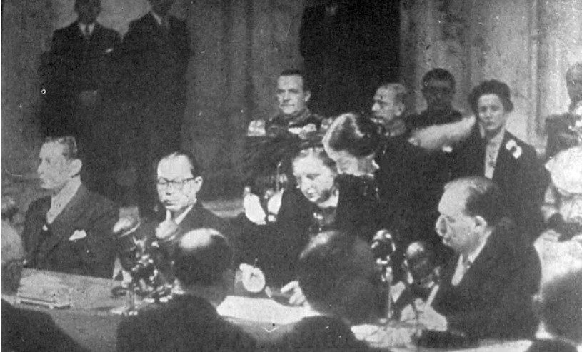کنفرانس میزگرد هلند و اندونزی در سال ۱۹۴۹م در لاهه بین جمهوری، هلند و ایالت‌های فدرال ایجادشده توسط هلند برگزار شد. هلند با به رسمیت شناختن حاکمیت اندونزی بر یک ایالت فدرال جدید به نام «ایالات متحده اندونزی» موافقت کرد