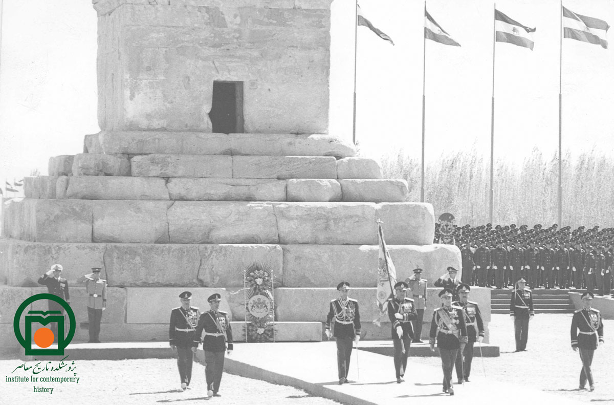 محمدرضا پهلوی در مراسمی که به مناسبت جشن‌های 2500ساله شاهنشاهی در تخت جمشید برگزار شده بود