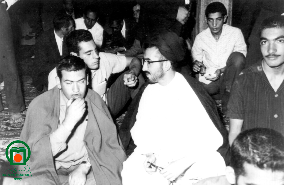 محمد حنیف‌نژاد (بنیان‌گذار سازمان مجاهدین خلق) در گفت‌وگو با استاد سیدهادی خسروشاهی در حاشیه یک مراسم مذهبی در مسجد جامع نارمک تهران