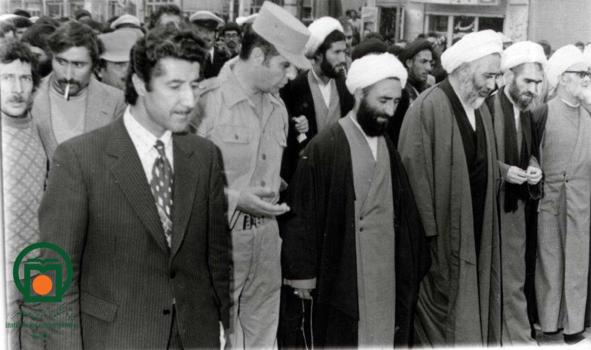 آیت‌الله علی مشکینی در کنار آیات شیخ بیوک مروج و شیخ محمد مسائلی در صف نخست یکی از راه‌پیمایی‌های انقلاب (اردبیل؛ سال 1357)