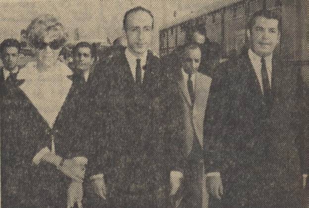 منصور، وزیر اطلاعات، هنگام عزیمت به مراکش در فرودگاه مهرآباد. کاردار سفارت مراکش در تهران در سمت راست ایشان قرار گرفته است