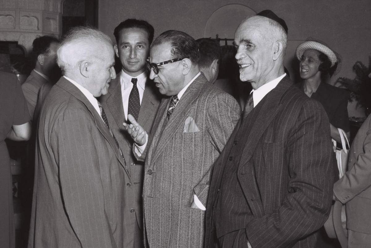 رضا صفی‌نیا، نماینده ویژه ایران در سرزمین‌های اشغالی، در حین گفت‌وگو با دیوید بن گوریون، نخست‌وزیر، و شموئل دیوون، سرپرست وقت بخش خاورمیانه وزارت امور خارجه رژیم نامشروع اسرائیل در میهمانی شامی که توسط نمایندگی ایران در باشگاه YMCA  در اورشلیم ترتیب داده شده بود (سپتامبر ۱۹۵۰م)