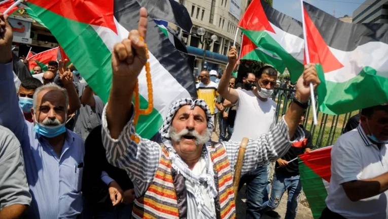 فلسطینی‌ها در نابلس در کرانه باختری اشغالی، در اعتراض به توافق امارات با اسرائیل برای عادی‌سازی روابط شرکت کردند (۱۴ آگوست ۲۰۲۰م)