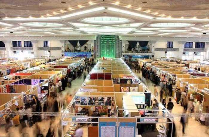 غرفه انتشارات پژوهشکده تاریخ معاصر با چهارصد عنوان کتاب در حوزه تاریخ معاصر، پذیرای کتاب‌دوستان است