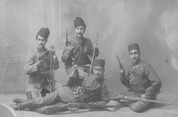در سایه تندبادها