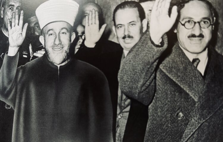  رشید عالی گیلانی (سمت راست) و مفتی اورشلیم (برلین؛ سال ۱۹۴۳م)