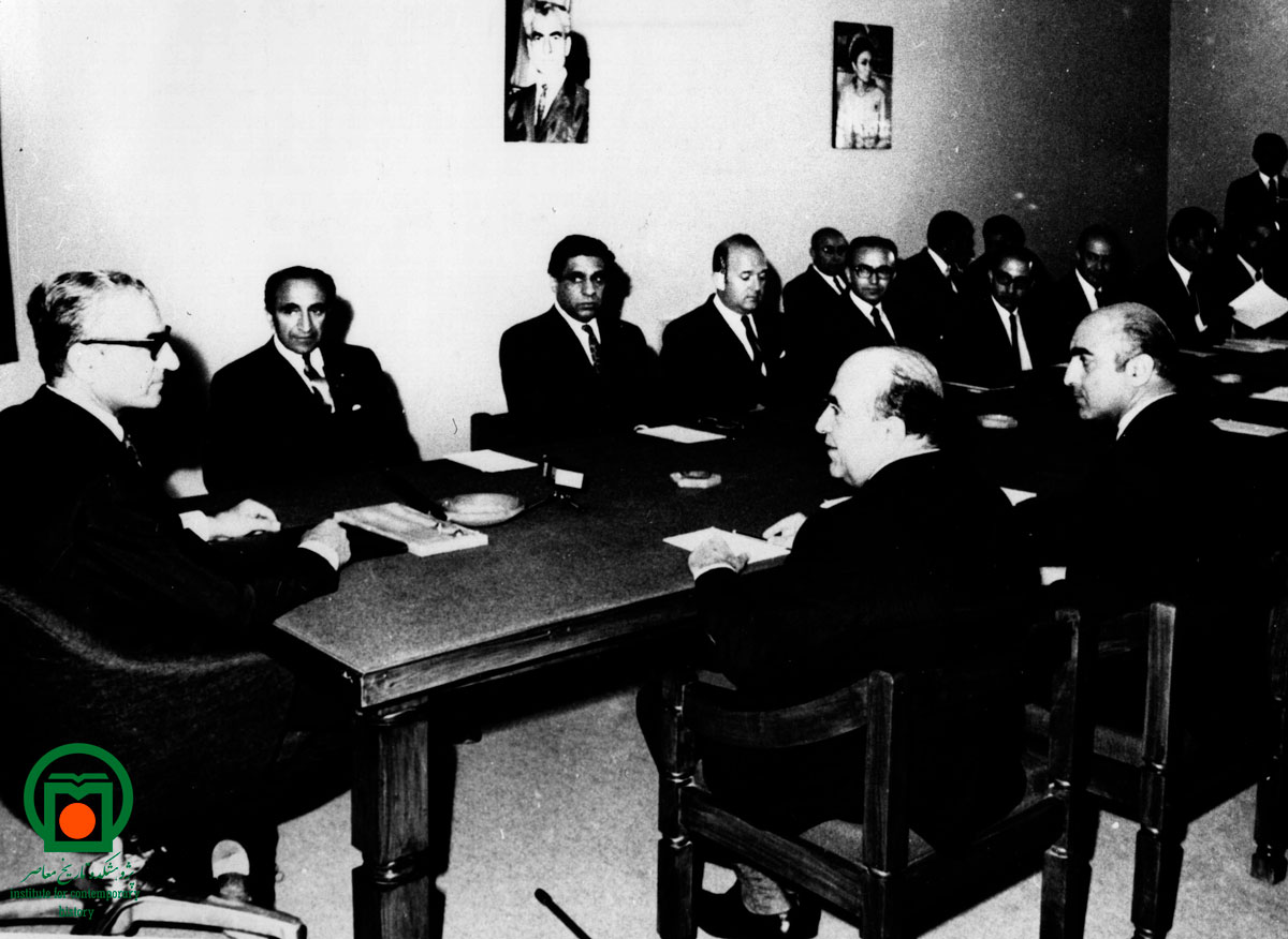محمدرضا پهلوی در کنفرانس انقلاب آموزشی رامسر