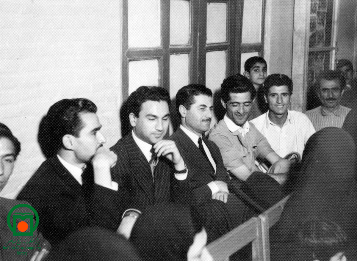 تصویر جلال آل احمد در مراسم حزب نیروی سوم (26 اردیبهشت 1332)
