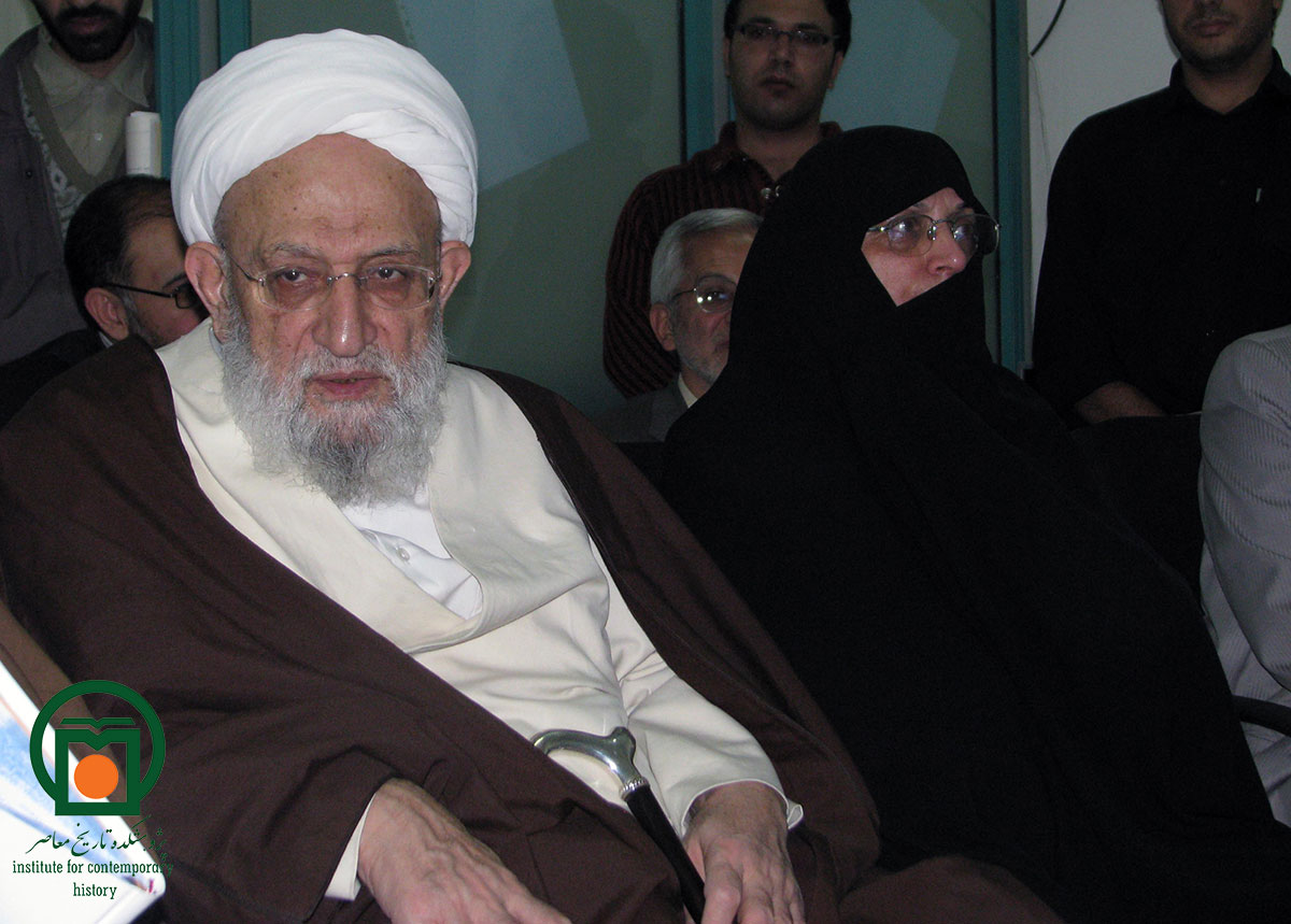بانو قدسیه سرخه‌ای در کنار همسرش زنده‌یاد آیت‌الله محمدرضا مهدوی کنی