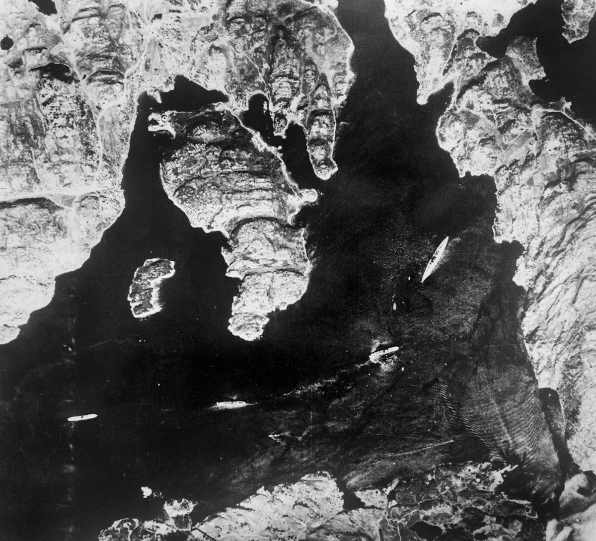 عکس شناسایی هوایی که توسط افسر پرواز مایکل ساکلینگ گرفته شده، بیسمارک را لنگرانداخته در نروژ نشان می‌دهد