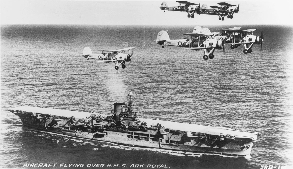 ناو هواپیمابر آرک رویال با گروهی از سوردفیش‌ها در پرواز بر فرازش