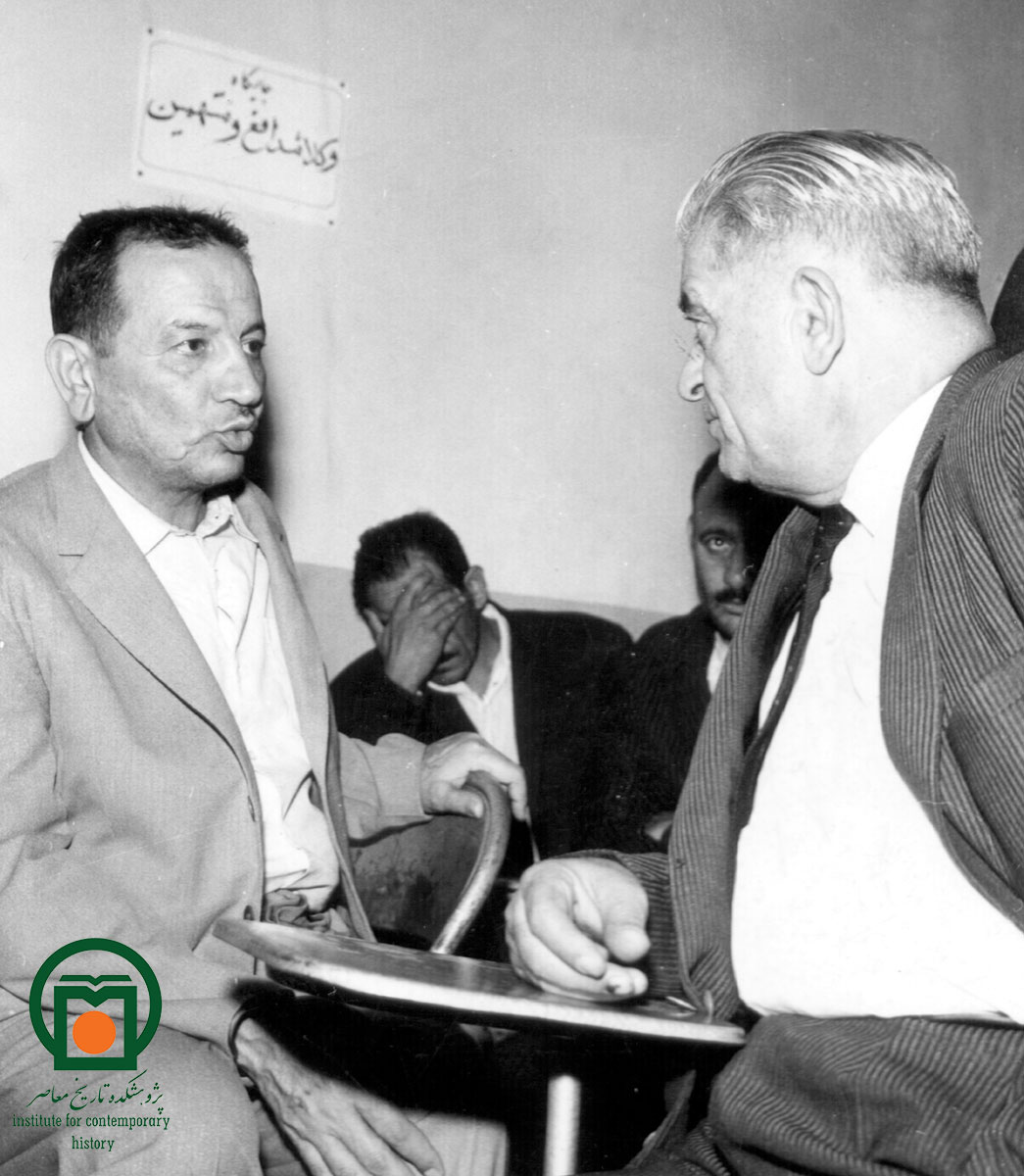 شهید طیب حاج‌رضایی در حاشیه محکمه نظامیِ خویش (سال 1342)