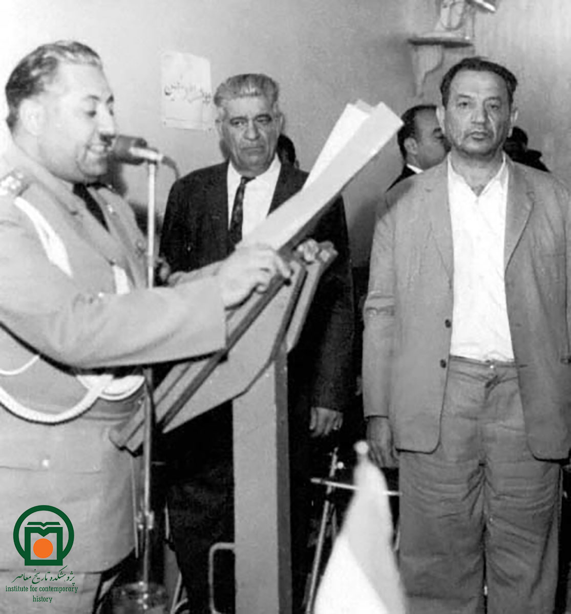 شهید طیب حاج‌رضایی در حال استماع رأی محکمه نظامیِ خویش (سال 1342)