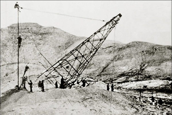 تصویری از ساخت اولین دکل حفاری نفت در شهر مسجد سلیمان