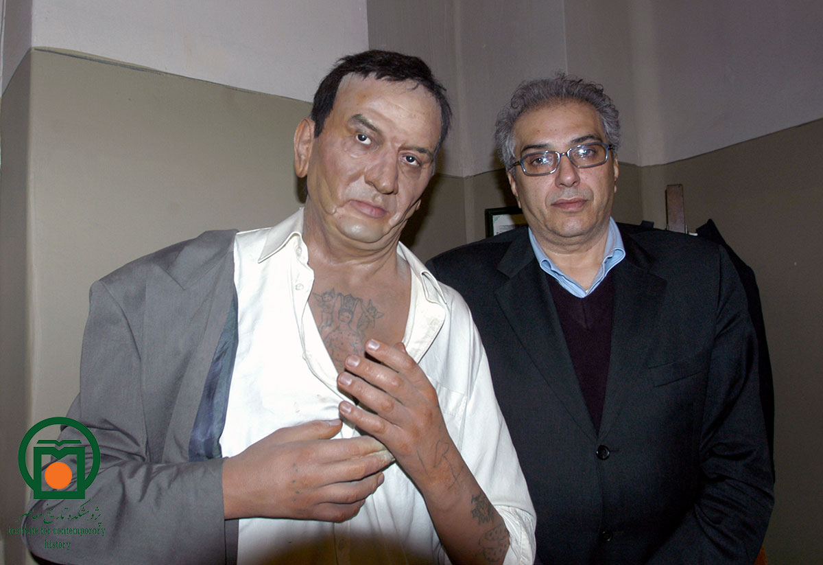 زنده‌یاد بیژن حاج‌رضایی در کنار تندیس پدرش شهید طیب حاج‌رضایی در موزه عبرت ایران (دهه 1380)