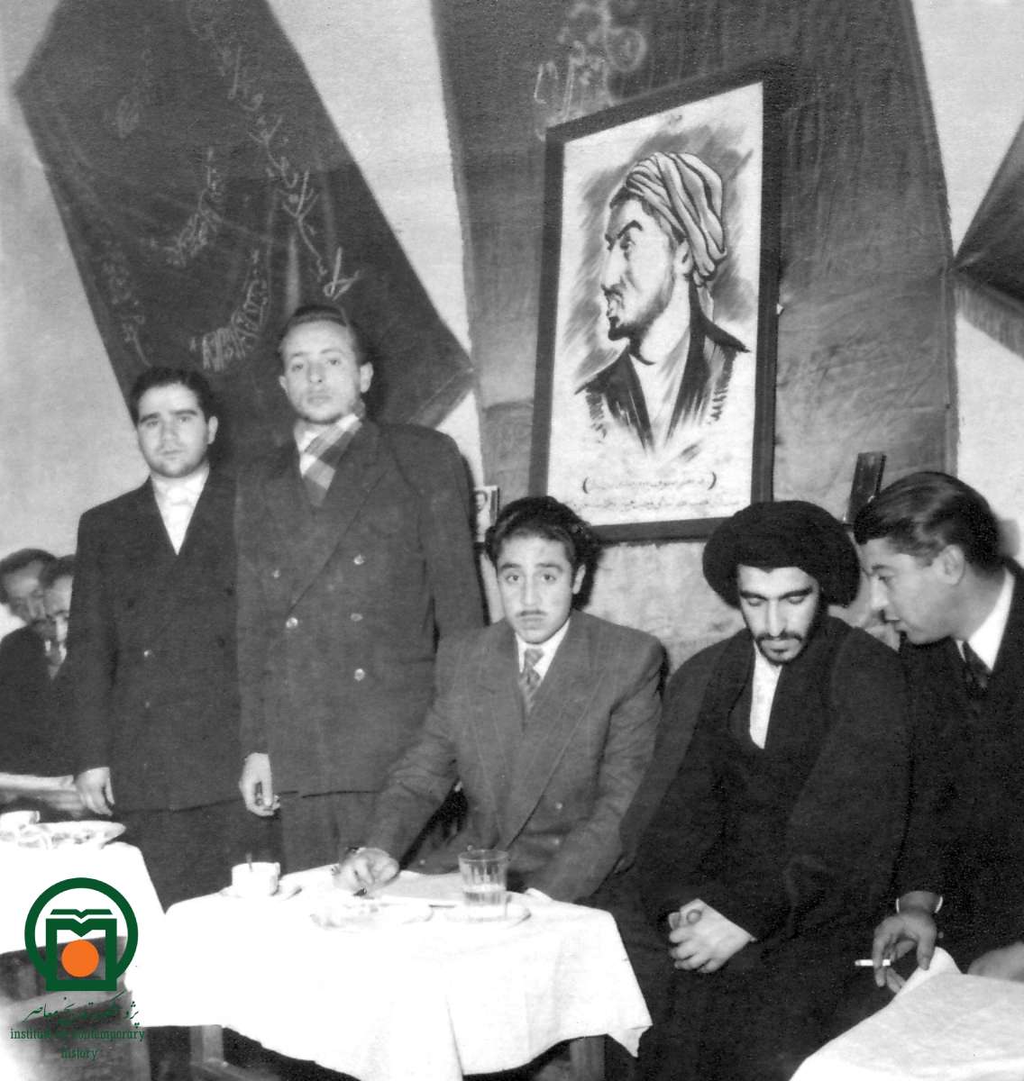 شهید سیدعبدالحسین واحدی در جمع خبرنگاران دفتر نشریه «نبرد ملت» در کنار امیرعبدالله کرباسچیان (سال 1330)