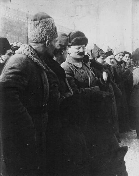 تروتسکی همراه سربازان ارتش سرخ در مسکو (سال ۱۹۲۲م)