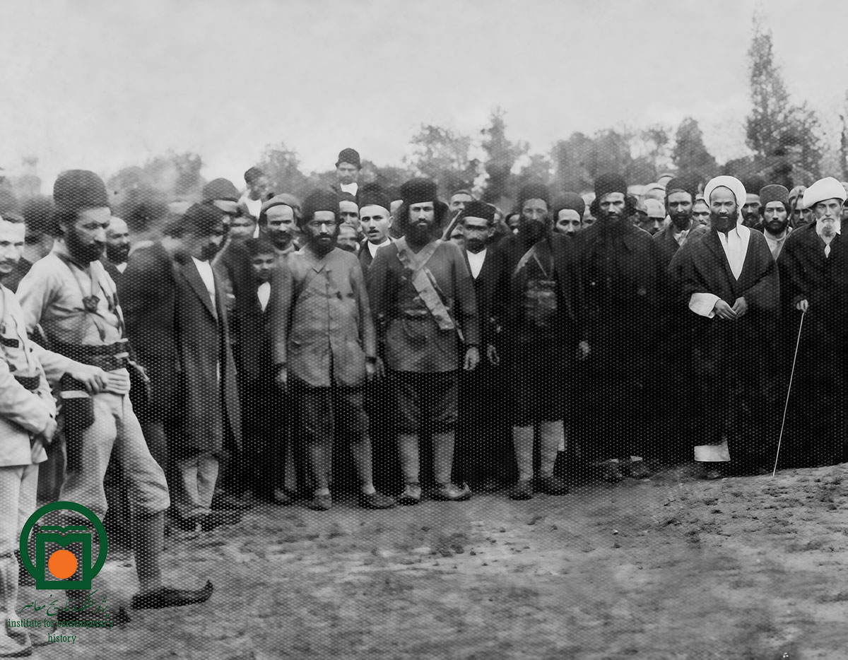 میرزا کوچک‌خان جنگلی در کنار چند تن از اعضای هیئت اتحاد اسلام و یارانش