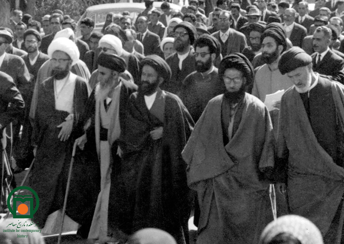 شهید آیت‌الله سیدعبدالحسین دستغیب، آیت‌الله حاج شیخ بهاءالدین محلاتی و جمعی از علما و روحانیون شیراز (دهه 1340)