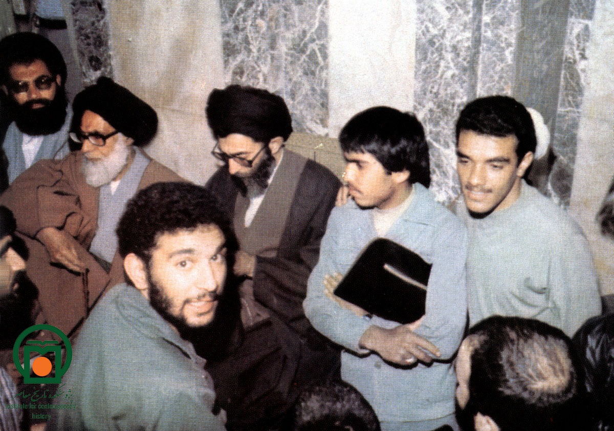 شهید آیت‌الله سیدعبدالحسین دستغیب و جمعی از جوانان شیرازی در کنار آیت‌الله سیدعلی خامنه‌ای (سال 1359)